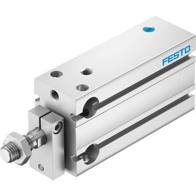 Un vérin pneumatique compact Festo en métal, avec des alésages filetés et un logo bleu.