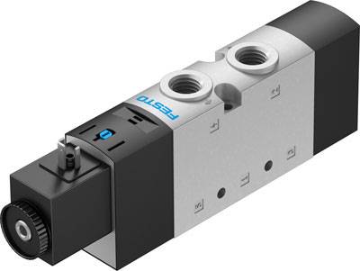 Une vanne pneumatique à deux raccordements avec un composant de commande électrique noir de Festo.