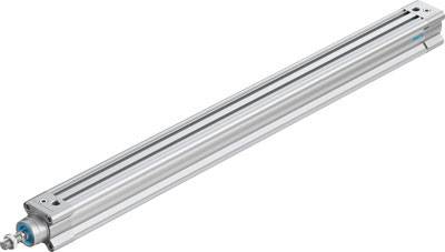 Un cylindre pneumatique allongé en argent avec un embout bleu, utilisé dans des applications industrielles pour le contrôle de mouvement linéaire.