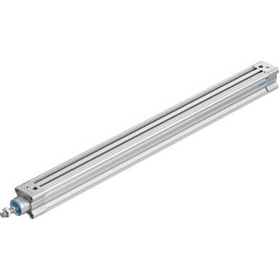 Un cylindre pneumatique allongé en argent avec un embout bleu, utilisé dans des applications industrielles pour le contrôle de mouvement linéaire.