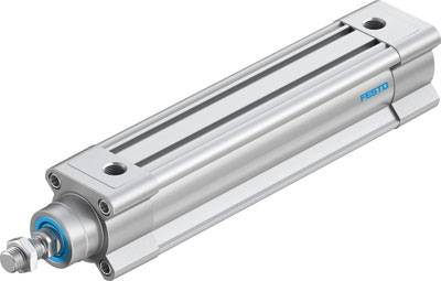 Cylindre pneumatique industriel argenté avec marquage bleu, typiquement utilisé dans des machines automatisées pour des mouvements linéaires.