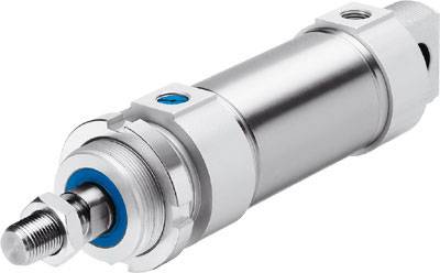 Un vérin pneumatique cylindrique en métal avec joint d'étanchéité bleu et vis de fixation latérale. Utilisé dans la construction mécanique.
