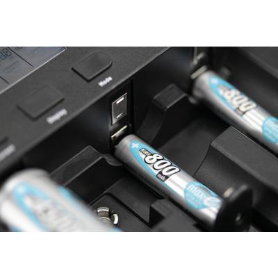 Un chargeur charge des piles AA rechargeables. Deux piles sont placées dans l'appareil. Un écran affiche la progression de la charge.