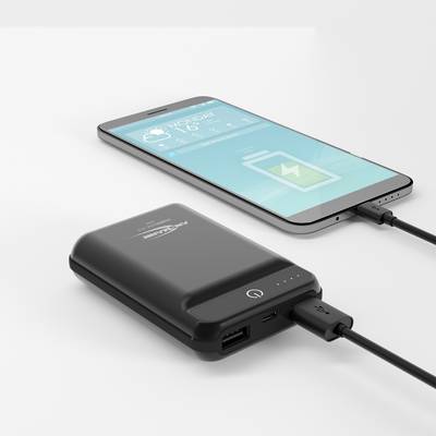 Un smartphone est en cours de chargement sur une batterie externe. Les deux appareils sont noirs, et le smartphone affiche un symbole de batterie avec un indicateur de charge.