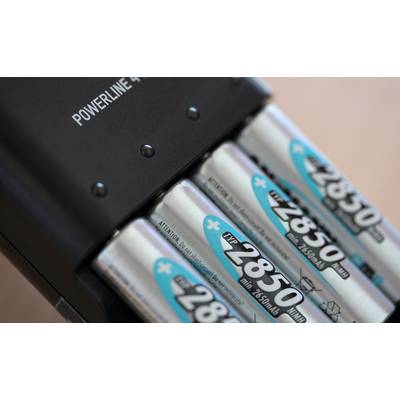 Un chargeur de batterie charge quatre piles AA rechargeables. Les piles ont une capacité de 2850 mAh.