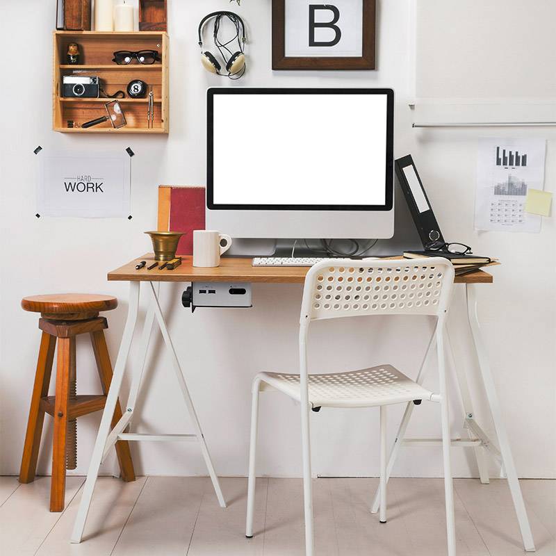 Un bureau moderne avec un ordinateur, des écouteurs, des livres et des notes ; un environnement de travail créatif et bien organisé.