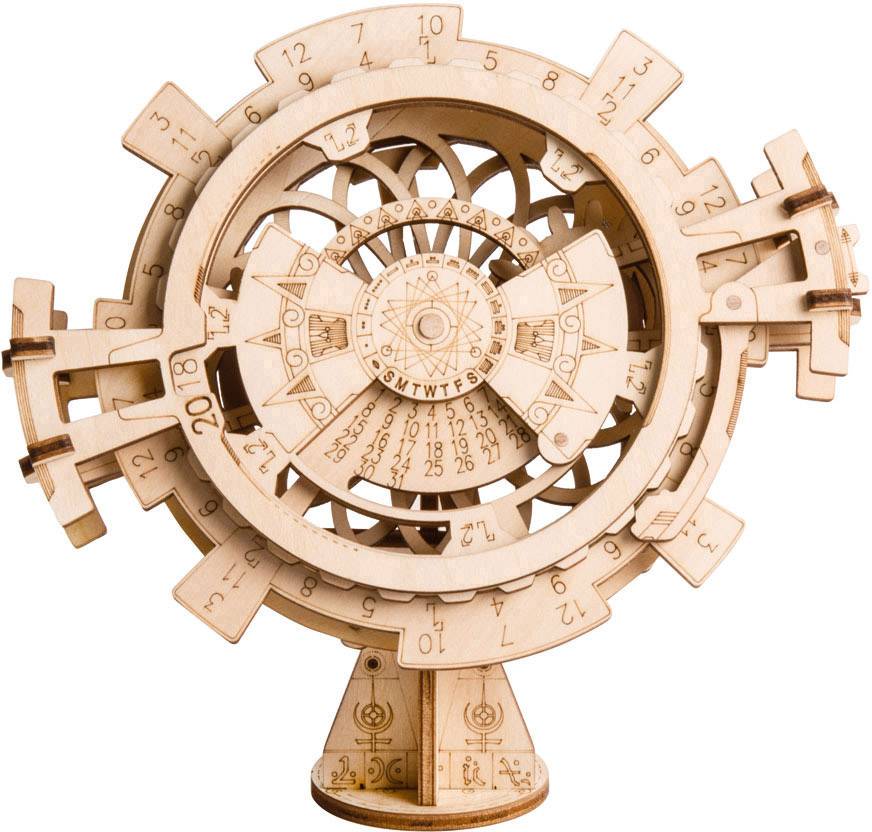 Horloge en bois avec engrenages et disques calendriers ; indique les jours, les mois et les jours de la semaine ; conçue comme un objet décoratif et fonctionnel.