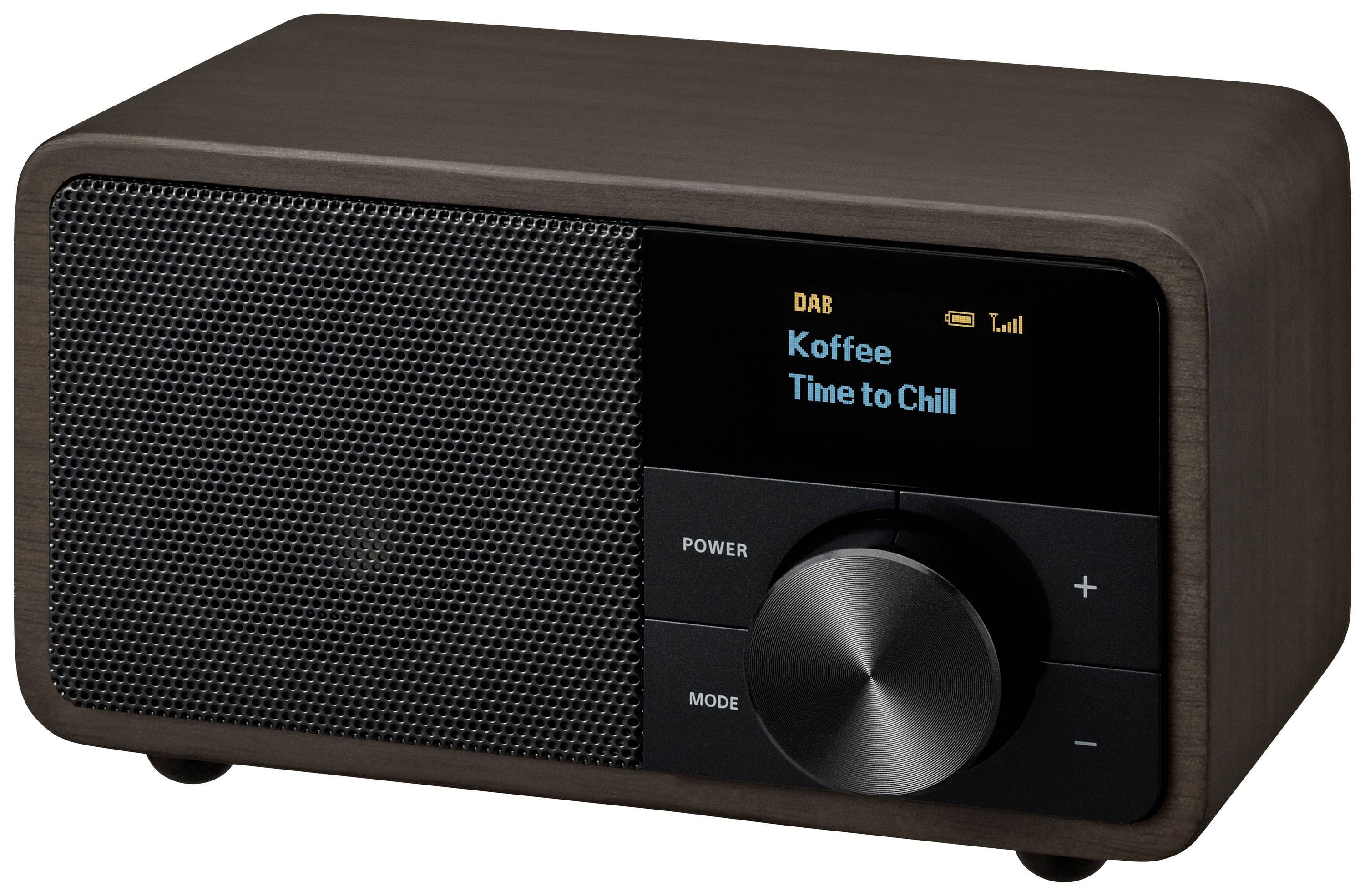 Un poste de radio de table avec un boîtier en bois et un affichage numérique sur lequel est inscrit 'Koffee - Time to Chill'. Des boutons de commande sont situés en dessous.