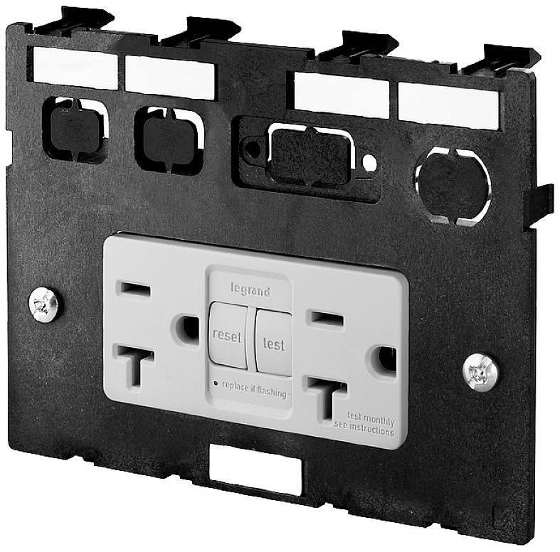 Prise GFCI avec boutons "Test" et "Reset" pour garantir la protection contre les surtensions. Comprend des instructions pour un test mensuel.