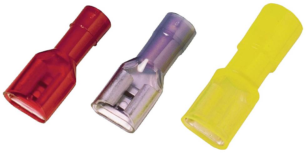 Trois cosses plates isolées en rouge, bleu et jaune. Elles servent à connecter des câbles de manière sûre dans des applications électriques.