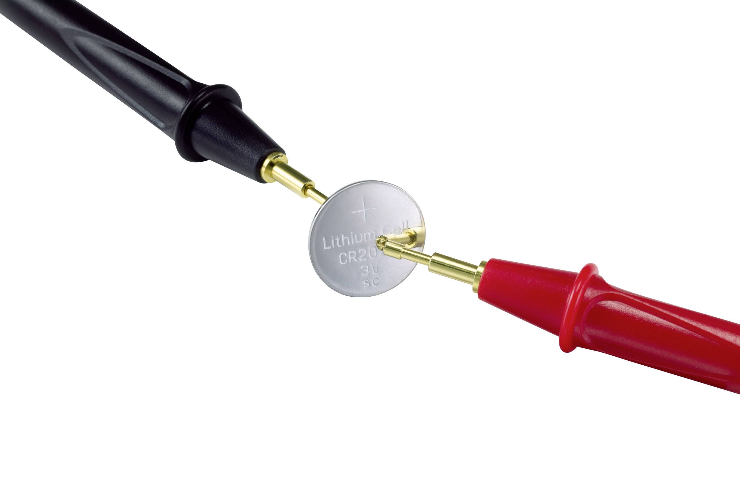 Deux fils de mesure, un noir et un rouge, touchent une pile bouton au lithium CR2032.