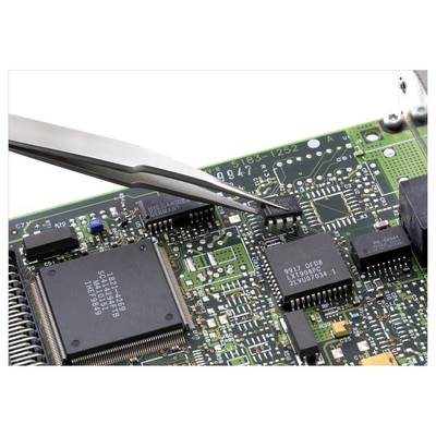 Gros plan d'une carte de circuit en cours de vérification avec des pinces, montrant plusieurs puces microélectroniques et des composants électroniques lors d'une réparation ou d'une inspection.