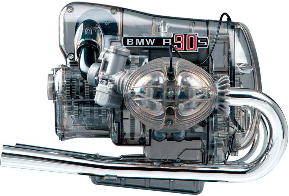 Moteur de moto transparent, vue de côté, montrant les composants internes. Étiquette 'BMW R 90 S' visible. Chromage haute brillance.