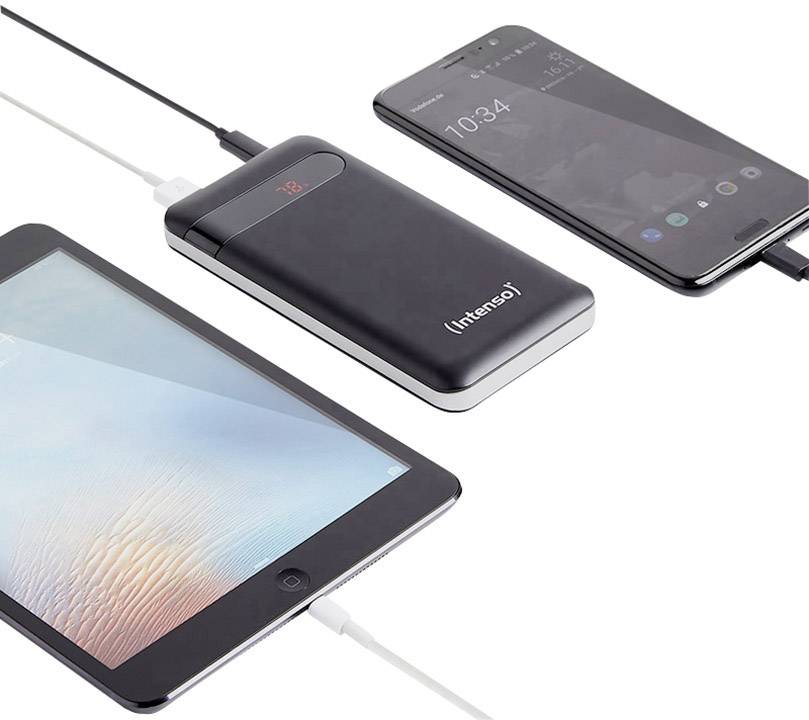 Une batterie externe charge simultanément un smartphone et une tablette via des câbles.