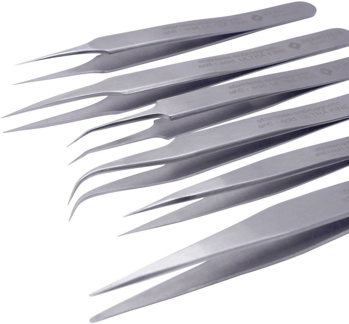 Six pinces chirurgicales en acier inoxydable sont alignées côte à côte. Elles sont effilées et brillantes, avec de légers reflets.