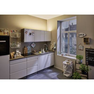 Cuisine moderne avec des armoires blanches, une grande vue sur des bâtiments urbains, des éléments décoratifs et une étagère à plantes.