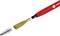 Brosse de nettoyage rouge avec tête de brosse amovible en or et manche noir.