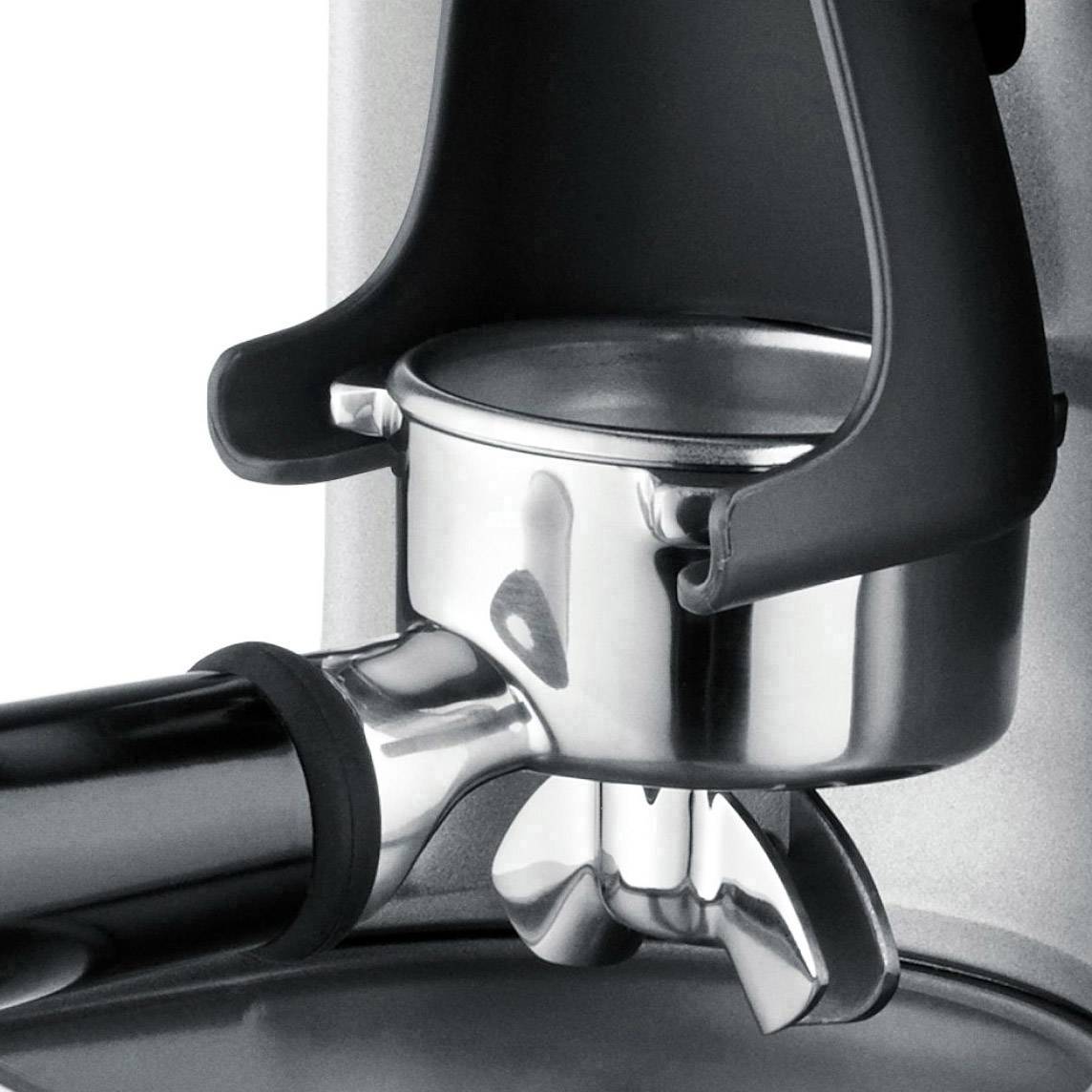 Un porte-filtre d'une machine à espresso, installé et prêt à préparer le café. Exécution en métal de haute qualité.