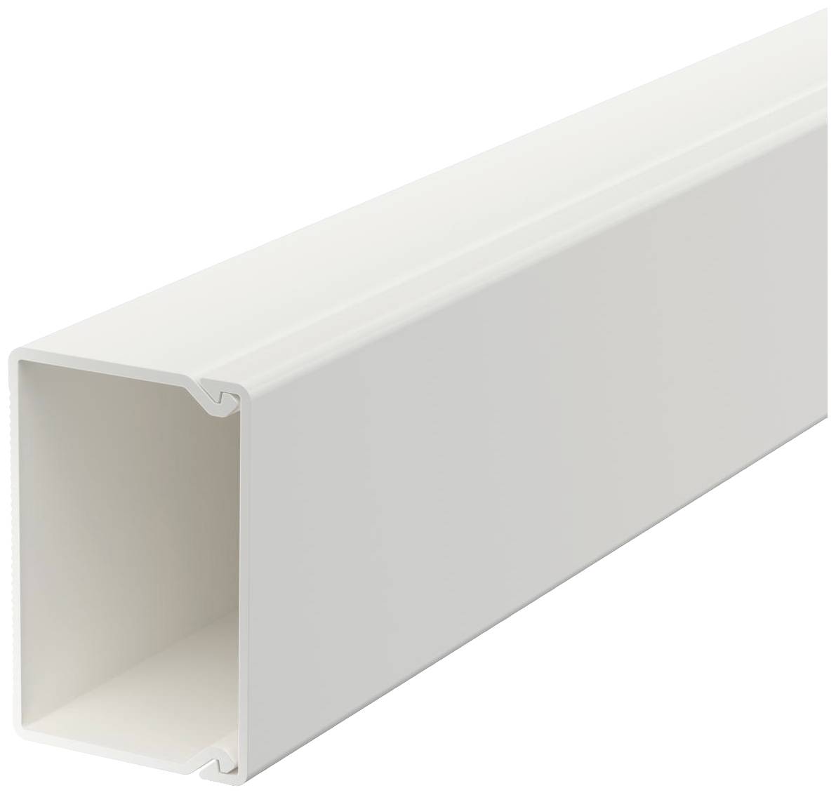 Canal rectangulaire en plastique blanc, ouvert à une extrémité, adapté au passage de câbles ou à d'autres utilisations techniques.