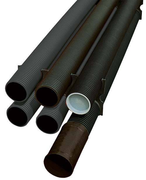 Plusieurs tubes en plastique noir cannelés de différentes tailles empilés côte à côte.