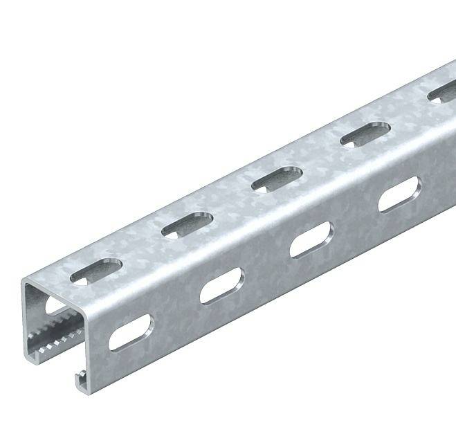 Rail métallique avec des découpes régulières, utilisé pour des constructions ou des supports.