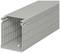 Un chenal de câbles gris avec un couvercle amovible, rectangulaire, doté d'ouvertures de ventilation sur les côtés. Adapté à l'organisation des câbles.