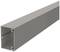 Canal en plastique rectangulaire gris, avec ouverture latérale pour la gestion des câbles, vue en perspective depuis la gauche.