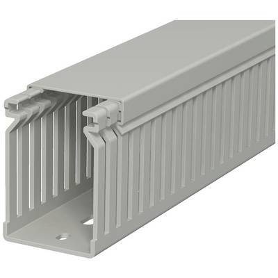 Un chenal de câbles gris avec un couvercle ouvert, présentant des fentes latérales pour le guidage des câbles. Adapté à l'organisation et à la protection des câbles.