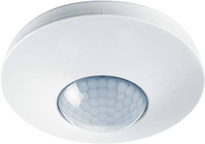 Un détecteur de mouvement blanc pour plafond, avec un capteur en forme de dôme, destiné à détecter les mouvements et à commander les systèmes d'éclairage.