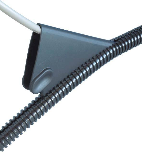 Clip de gestion de câbles en plastique gris maintient les câbles de manière sécurisée.