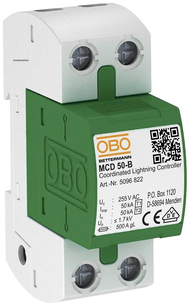 Disjoncteur de protection contre les surtensions vert avec deux bornes à vis et étiquette : 'MCD 50-B', détails techniques et code QR visibles.