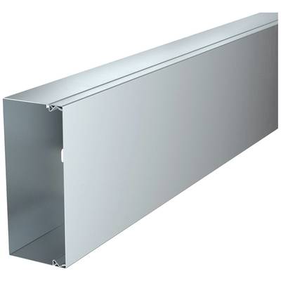 Canal métallique rectangulaire, gris, probablement utilisé pour des câbles électriques ou des systèmes de ventilation.