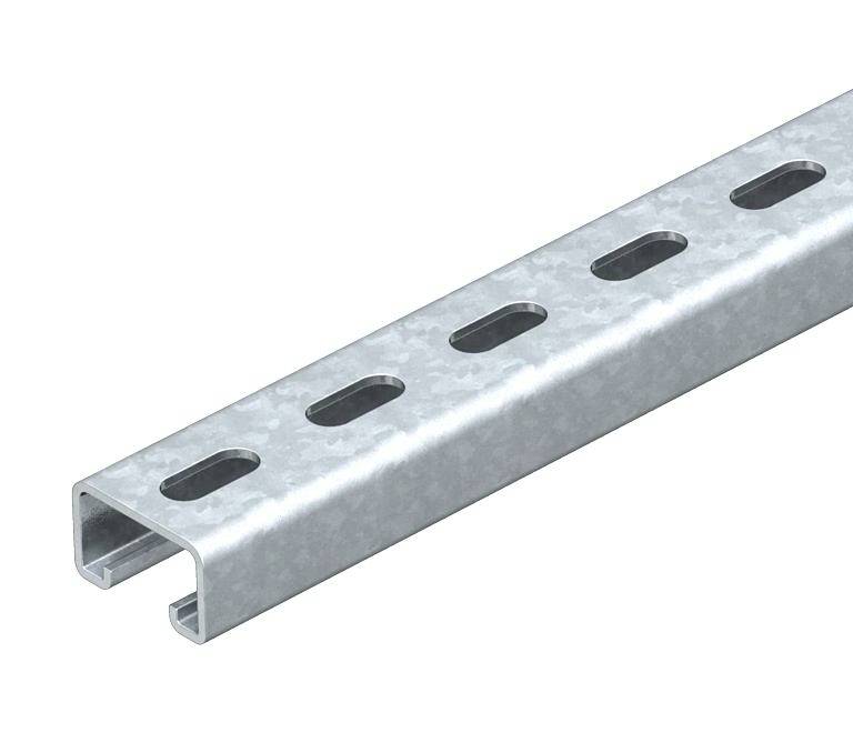 Rail de montage métallique avec des trous poinçonnés réguliers le long de la surface supérieure pour la fixation ou le support de constructions.