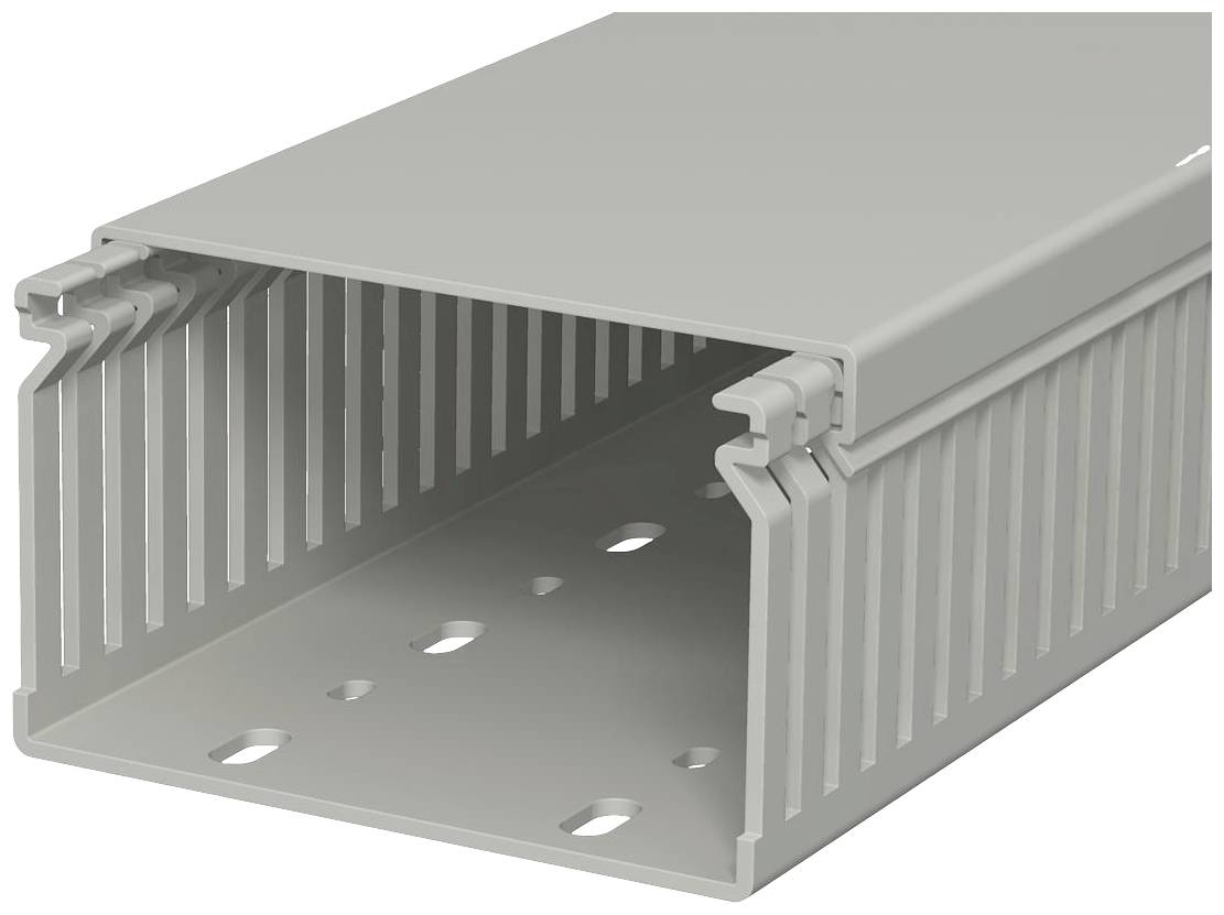 Canal pour câbles en plastique gris, rectangulaire, avec des fentes latérales pour la fixation des câbles et des trous sur la face inférieure pour le montage.