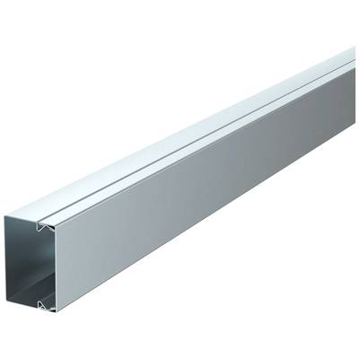 Chemin de câbles en argent, section rectangulaire, avec ouverture supérieure pour le passage des câbles, fréquemment utilisé dans les bureaux ou les environnements industriels.