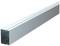 Chemin de câbles en argent, section rectangulaire, avec ouverture supérieure pour le passage des câbles, fréquemment utilisé dans les bureaux ou les environnements industriels.
