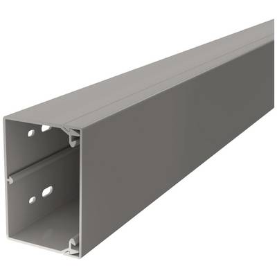 Un profilé rectangulaire en métal gris avec des trous sur un côté, utilisé pour la fixation ou comme élément structural.