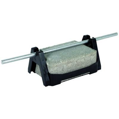 Un bloc de béton armé est soutenu par deux supports en plastique noir. Une tige métallique est posée transversalement sur le bloc.