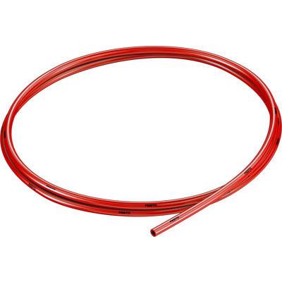 Un long tuyau flexible en plastique rouge, disposé en cercle lâche, sur un fond blanc.
