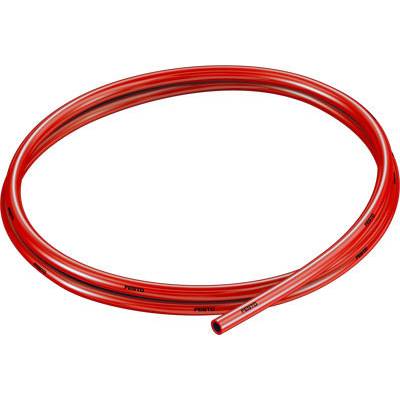 Un long tuyau rouge, disposé en spirale, sur un fond blanc.