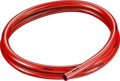 Un tuyau rouge flexible, typique des applications pneumatiques, portant le nom de marque 'Festo' le long du tuyau.