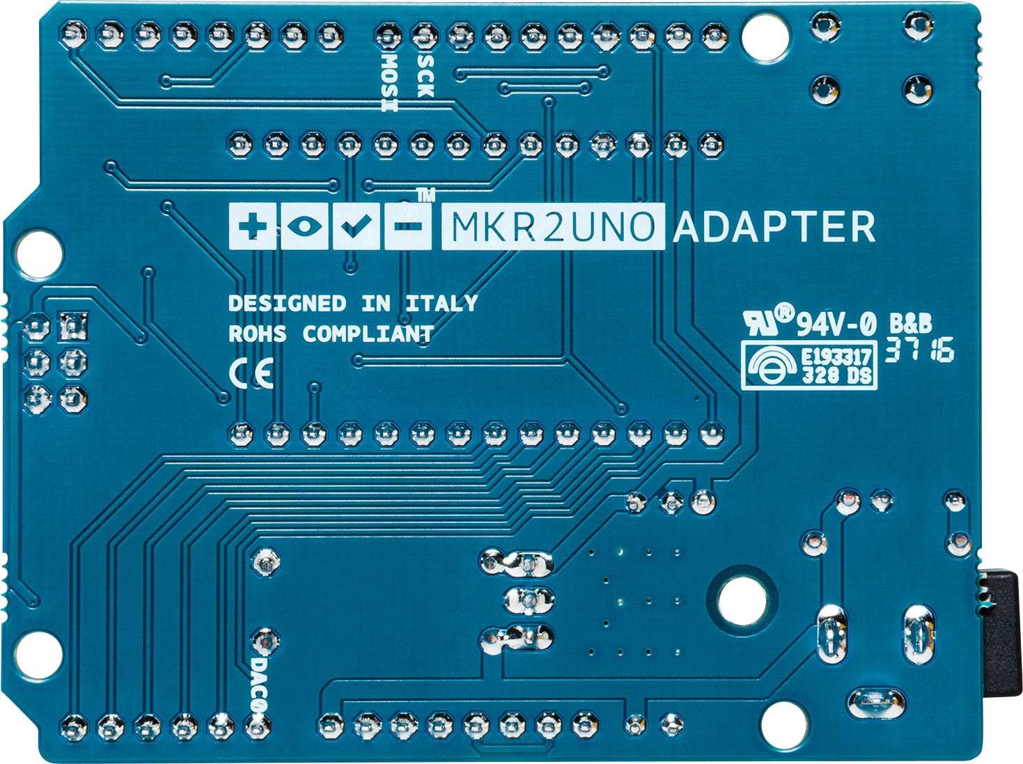 'Verso d'une carte adaptateur Arduino MKR2UNO, montrant les dispositions électriques et les connexions. Conçu en Italie, conforme à la directive RoHS.'