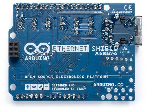 Carte électronique avec l'inscription 'Arduino Ethernet Shield', fond bleu, connexions et étiquettes pour les connexions réseau.