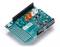 Une carte de bouclier Arduino verte avec différents connecteurs et composants électroniques sur un fond blanc.