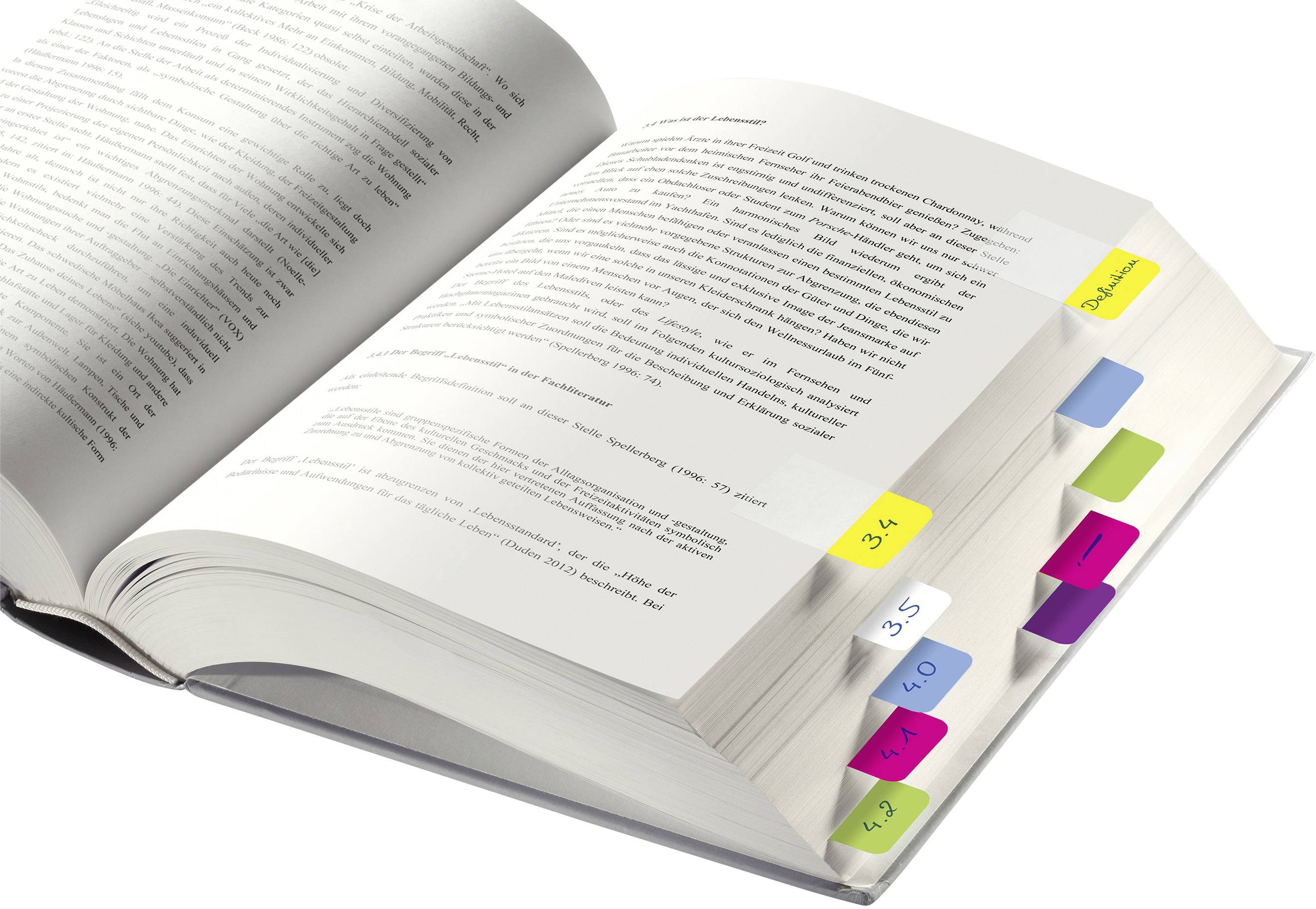 Livre ouvert avec des onglets colorés sur les côtés. Le texte sur les pages est en grande partie illisible. Les onglets portent des numéros et des étiquettes.