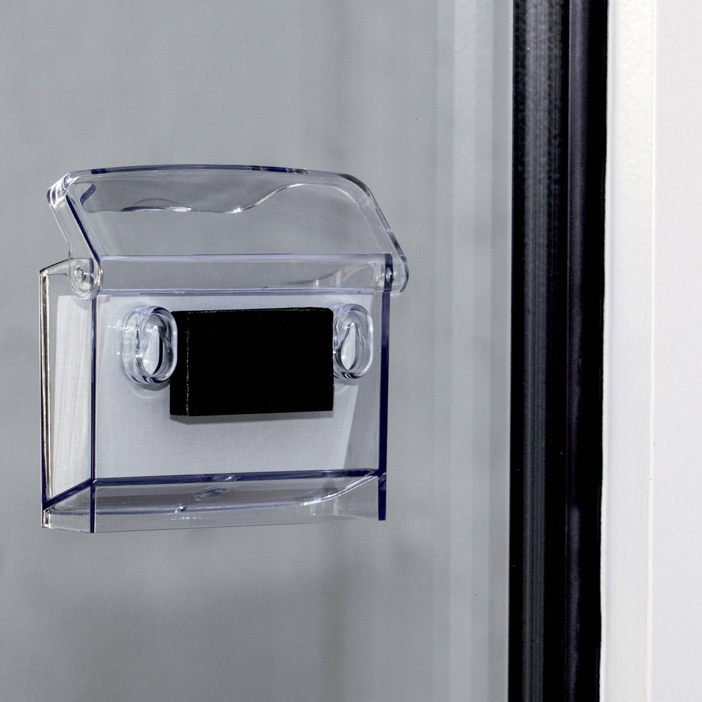 Conteneur transparent fixé à une paroi vitrée avec un rectangle noir, probablement destiné à la conservation de cartes ou de documents.