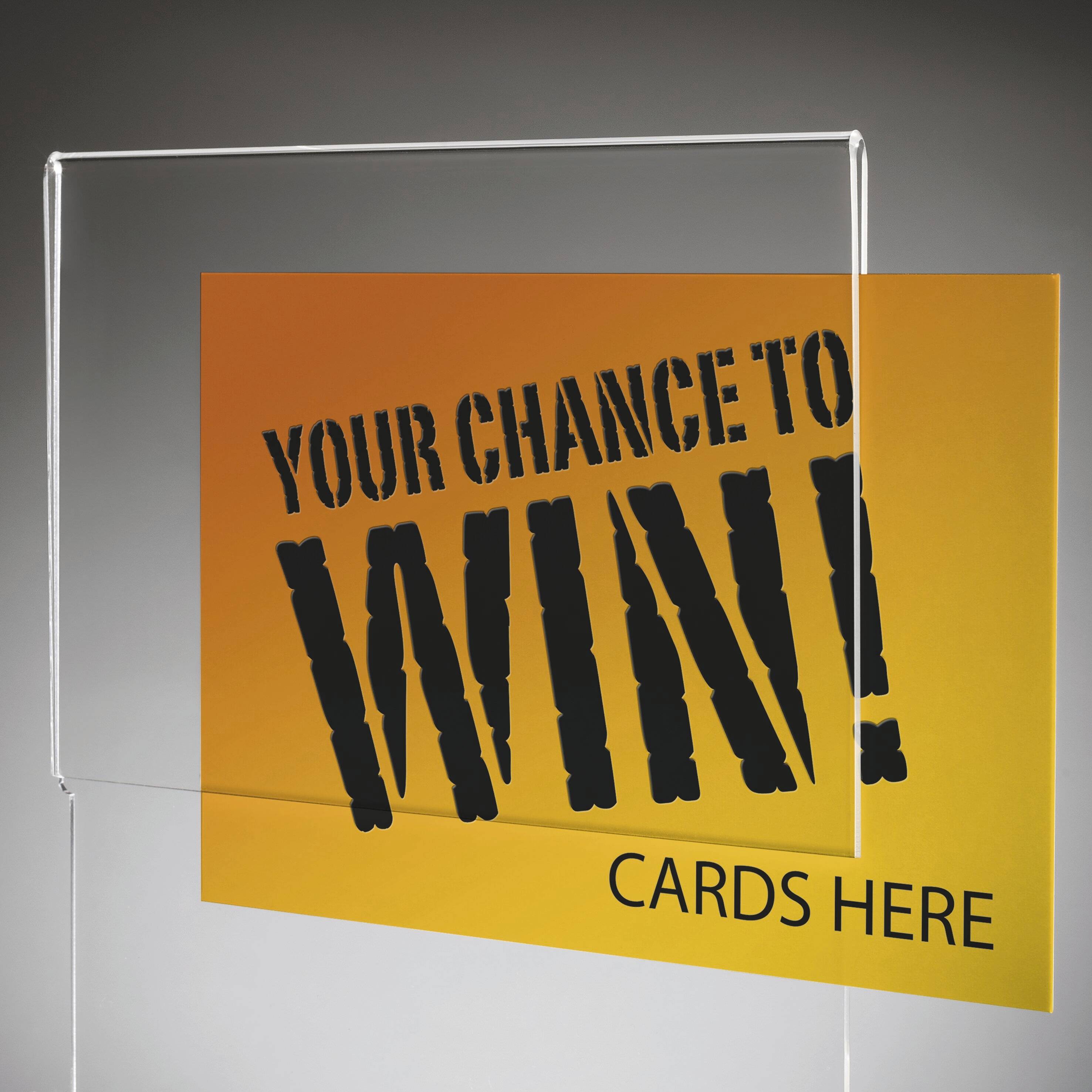 Une boîte transparente étiquetée « Votre chance de gagner ! Cartes à déposer ici » suggère une opportunité de participer à un tirage.