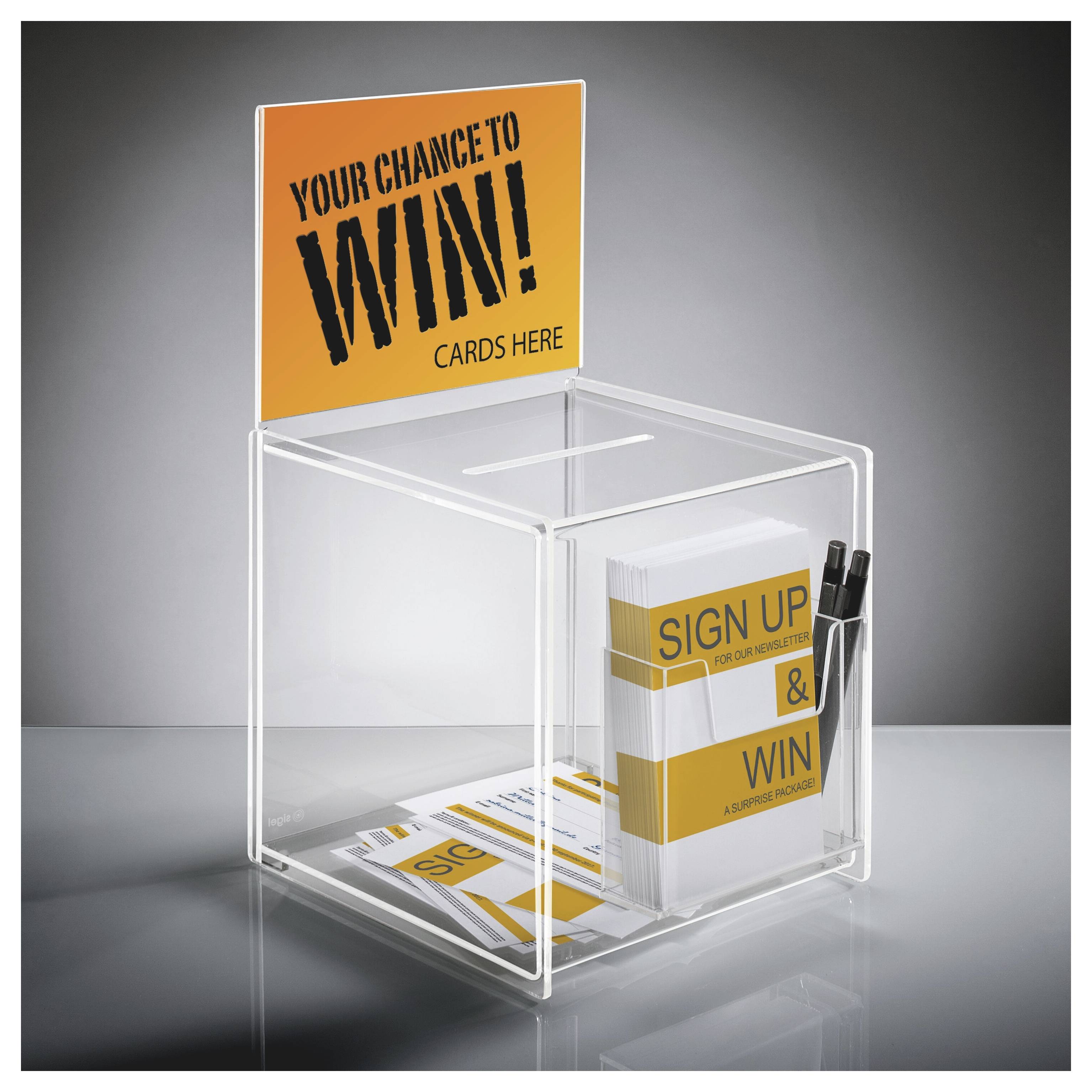 Boîte de tombola transparente avec panneau « VOTRE CHANCE DE GAGNER », boîte de cartes « INSCRIVEZ-VOUS ET GAGNEZ », formulaires d'inscription et stylos à l'intérieur.