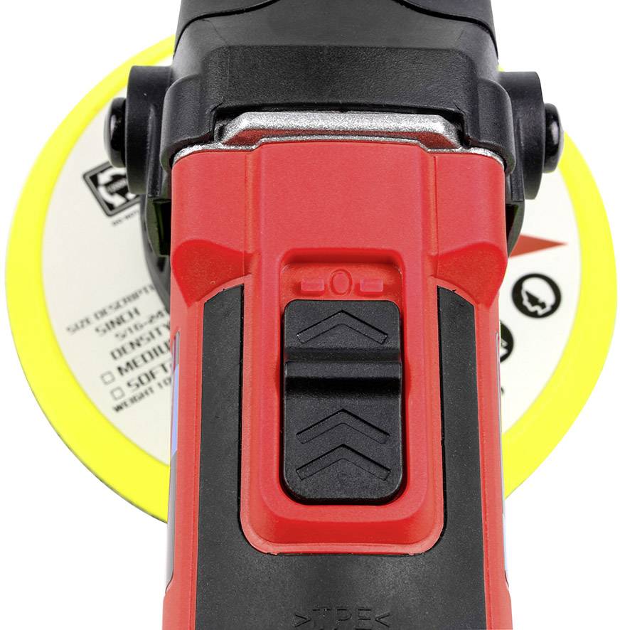Un outil électrique en gros plan, probablement une meuleuse d'angle, avec un boîtier rouge et une poignée noire.