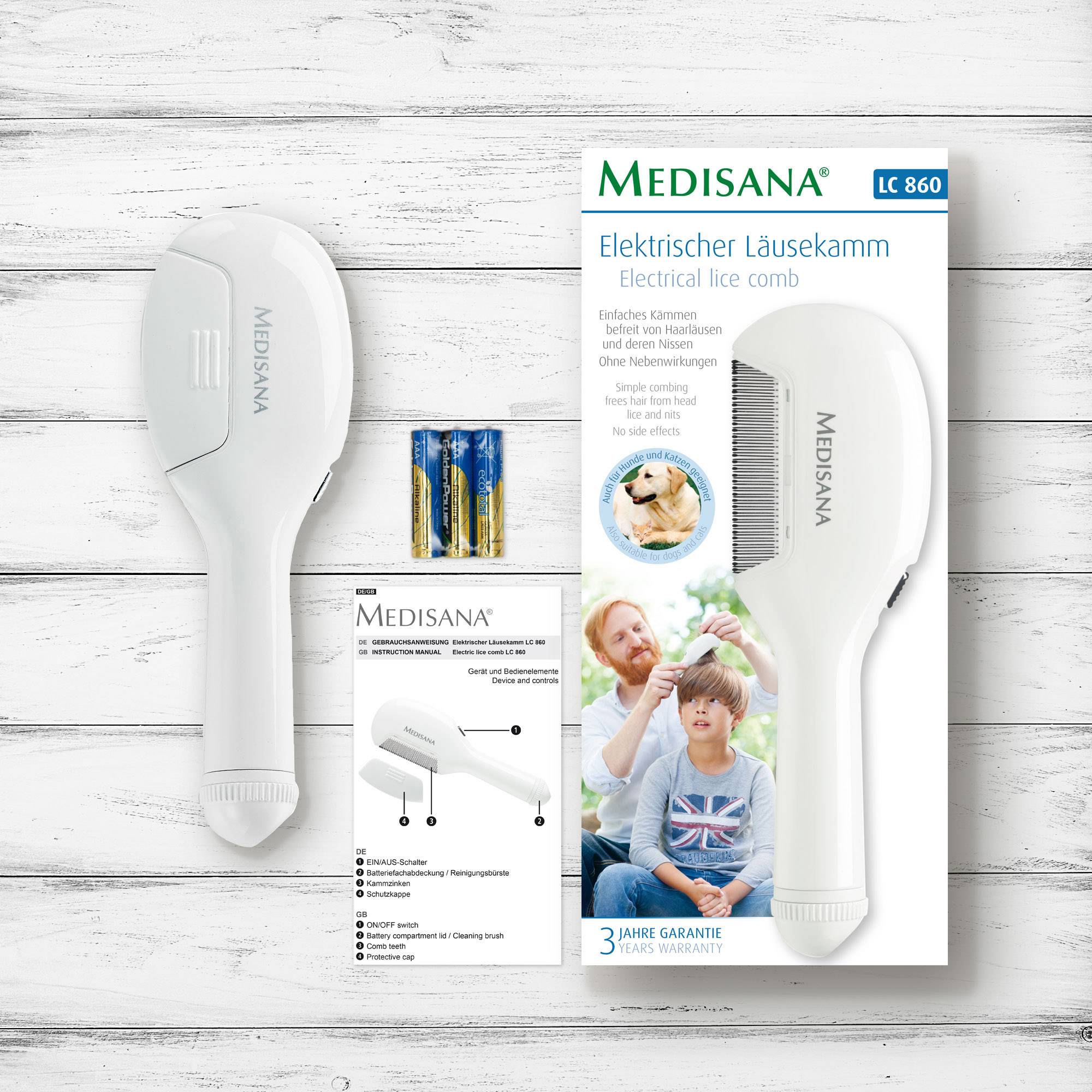 Voici le produit 'Medisana peigne électronique anti-poux LC 860' montrant l'appareil avec sa poignée ergonomique, son emballage et ses piles sur un fond en bois clair.